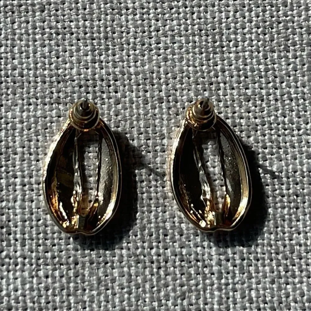 🌊 GOLD TONE COWRIE SHELL STUD EARRINGS 🌊 - Picture 5 of 6